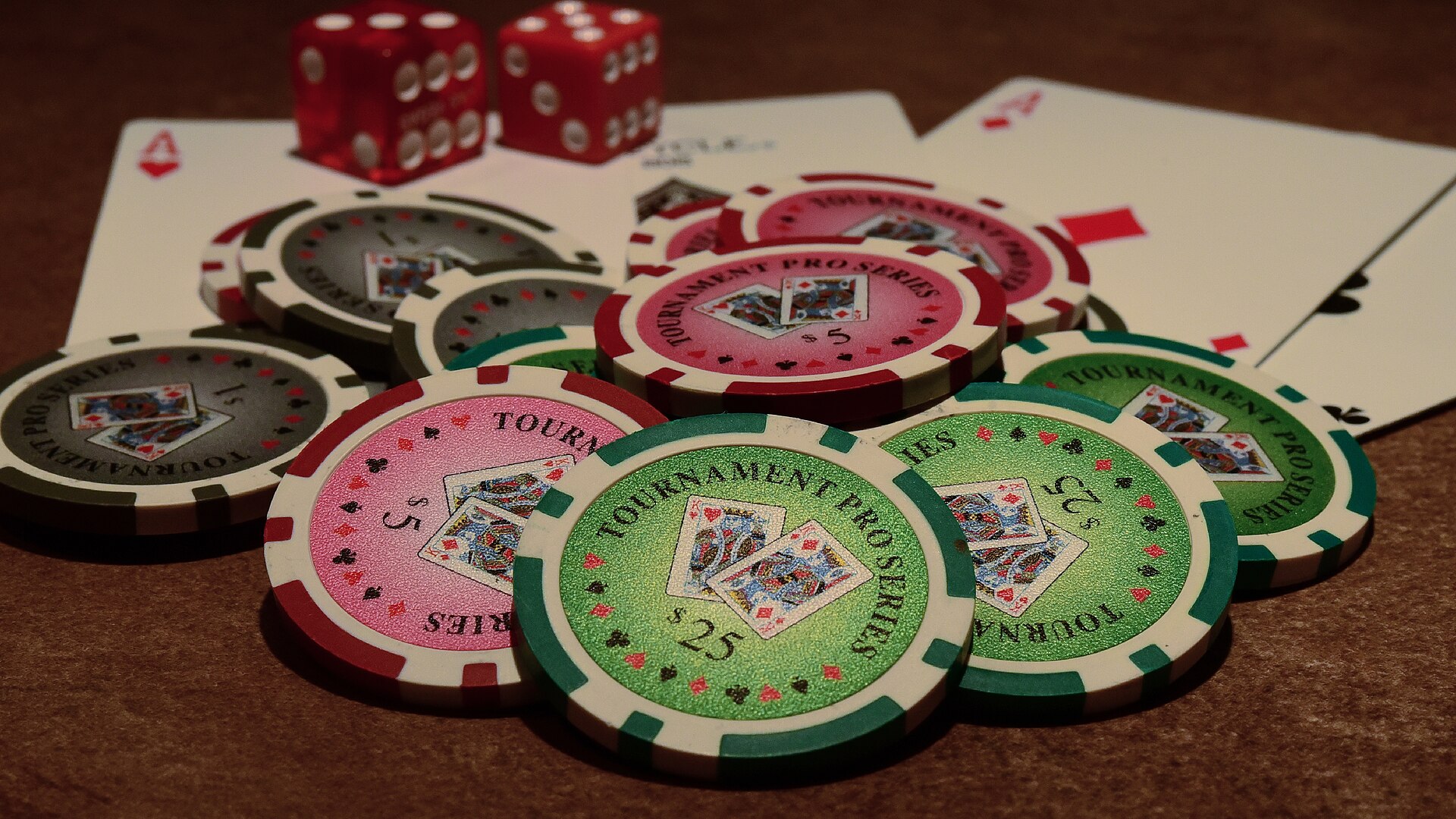 Bàn game bài trong không gian giải trí